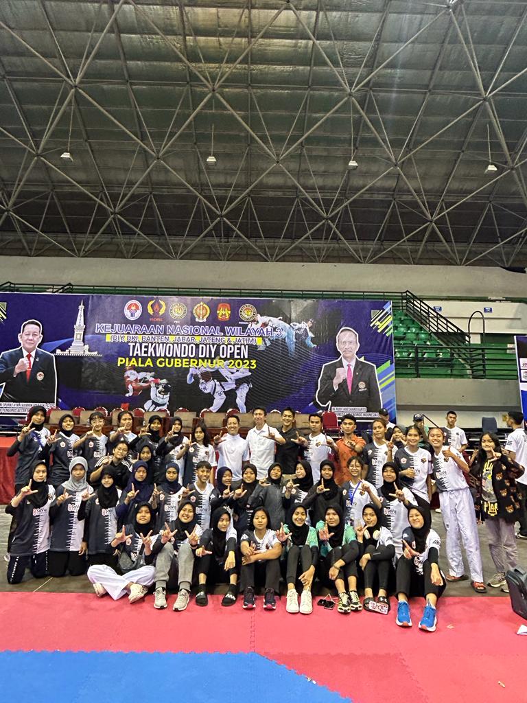 Kontingen Taekwondo DKI Jakarta berfoto bersama